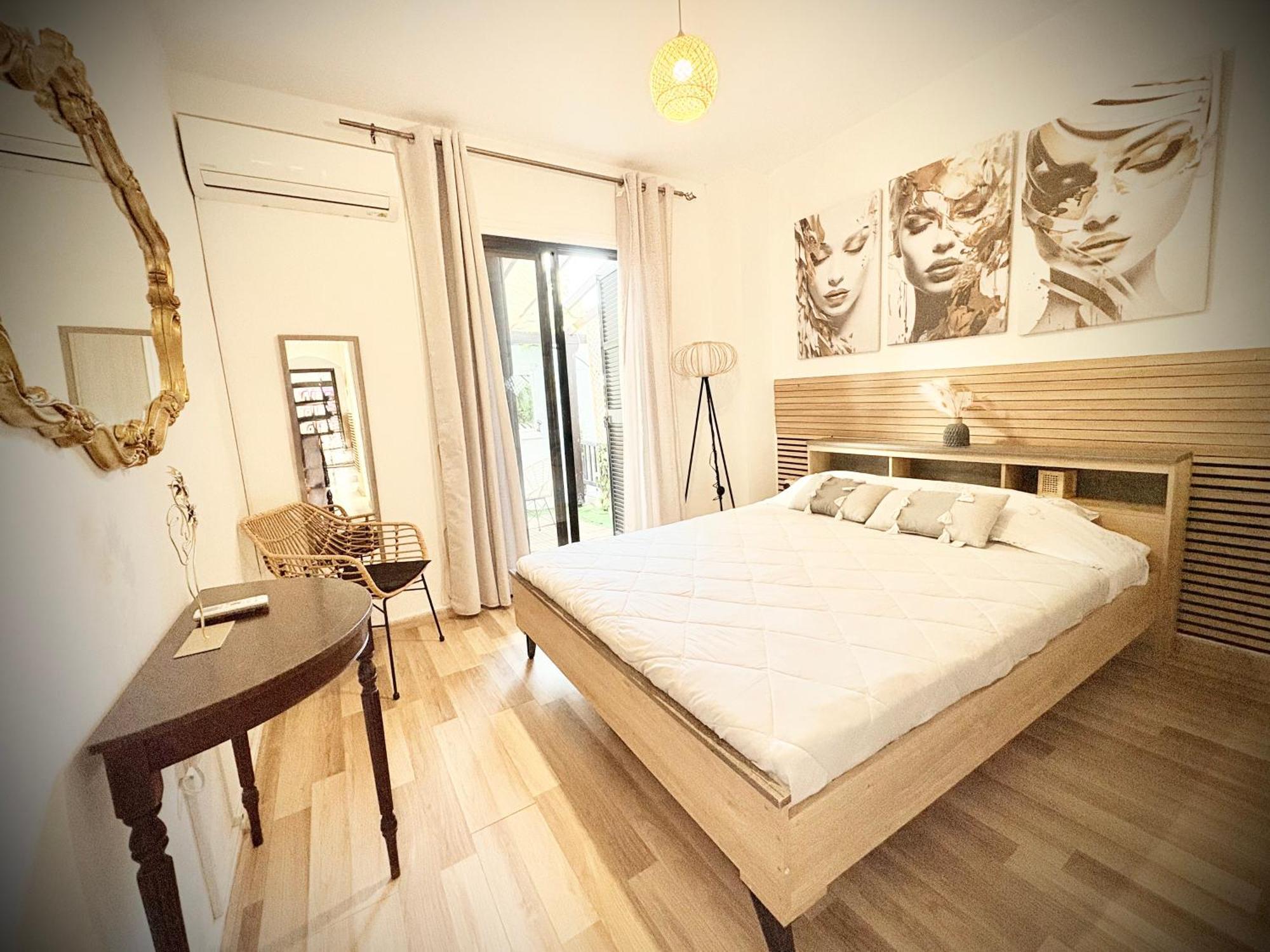 Ibiscus With Pool, Walk To Beach, Harbour,kato Pafos